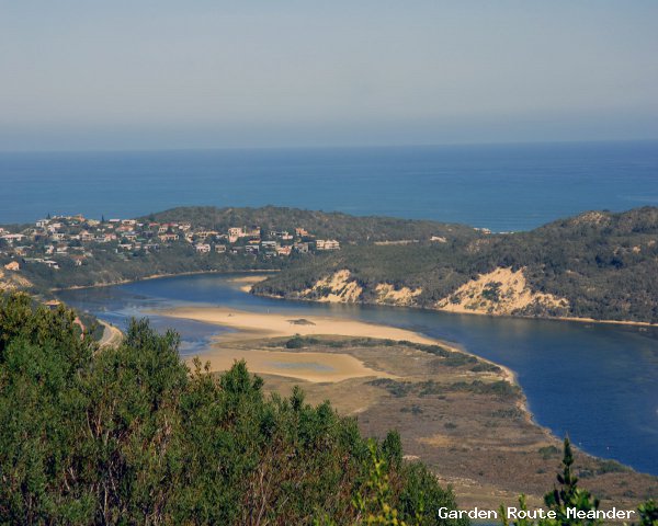 Cloud 9 Lookout Point affords visitors a spectacular and unobstructed scenic view of #Sedgefield #GardenRoute.
gardenroutemeander.co.za/garden-route-k…