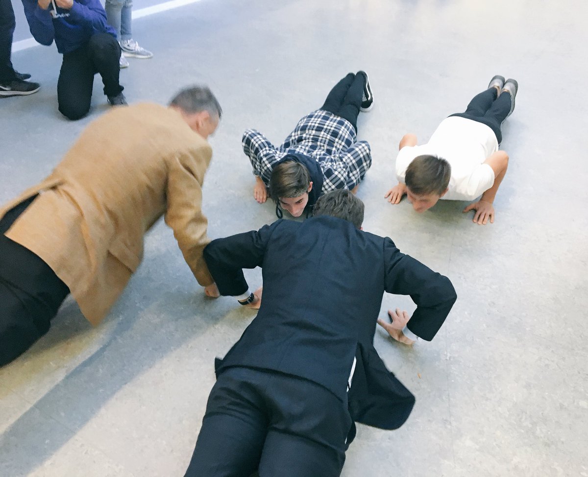 BrianAMikkelsen's tweet photo. Bød lidt frisk ind med armstrækninger som straf for at komme 5 min for sent til HTX. Straf udmålt med Helge Adam og 2 studerende 💪🏋 #dkpol https://t.co/V9OgEZOcTS