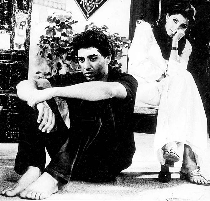 FilmHistoryPic's tweet photo. (1985) मैं ज़िंदगी से नहीं,अपने आप से नाराज़ हूँ  Angst &amp; frustration of 'Arjun' Malvankar resonated with an entire generation of youngsters https://t.co/6Bv775fklj