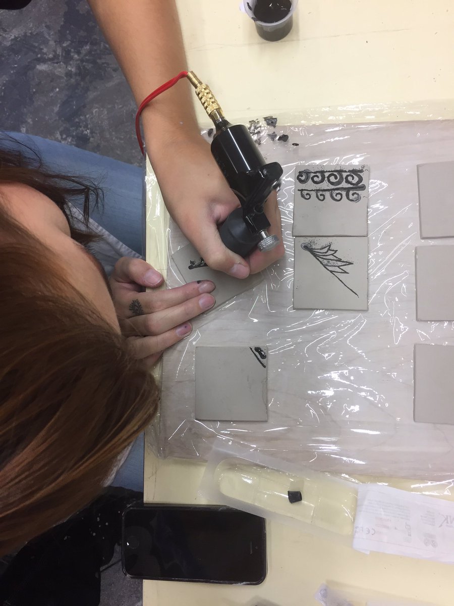 LotteLandsheer's tweet photo. #design #inovatie #Kim_van_der_velden #eperiment met tatoëren in klei #ambacht @SintLucas @stadsh @Gruyterfabriek #student #meester_gezel https://t.co/qiFmzgDrfo