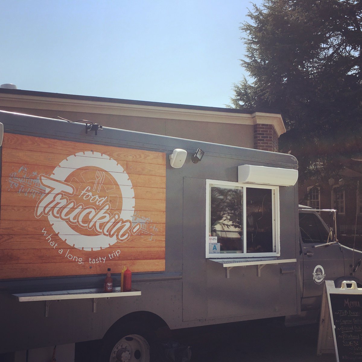 foodtruckin_'s tweet image. Skip the lunch box &amp;amp; make plans to eat lunch at Food Truckin' this Wednesday at the Fast Point downtown #Clemson 👉 goo.gl/bm8SCj