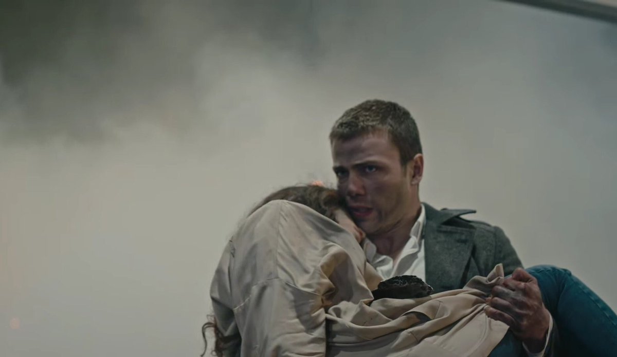 "Sen Yavuz abiyle çok ters bir zamanda karşılaştın!" - ters zaman Merve'nin kollarında can vermesi herhalde. Olmadı be Nazlı..
#SözümüzBir