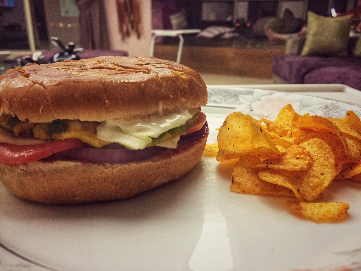 mini__kothari's tweet photo. Homemade #Burger with #OmanChips = perfect combination! ๐ #foodie #foodblogger #foodphotographer #foodporn #dubai Dinner tonight! ๐ https://t.co/wGvMR7IQOk