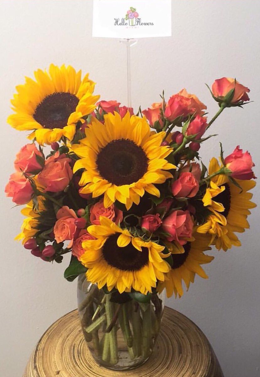 helloflowersmia's tweet photo. Hello October! #SoHelloFlowers #Miami #AutumnFlowers #Flowers #HelloFlowers #MondayMotivation #HelloOctober #Brickell https://t.co/CT40Ty6Mi8