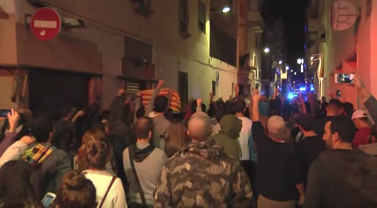 iescolar's tweet photo. VÍDEO | Guardias civiles fuera de servicio y de paisano cargaron contra ciudadanos en Calella tras el 1-O https://t.co/CJPGMZ2mvT https://t.co/T7T0i6cLku