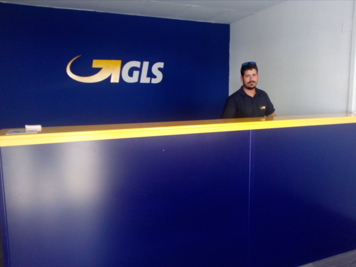 victorvfernadez's tweet photo. Víctor de vuelta a la agencia. Preparando las recogidas de los clientes para que enlacen en ruta. @ASM_oficial  #glsspain #DiadelMensajero https://t.co/N3F0gFZMhR