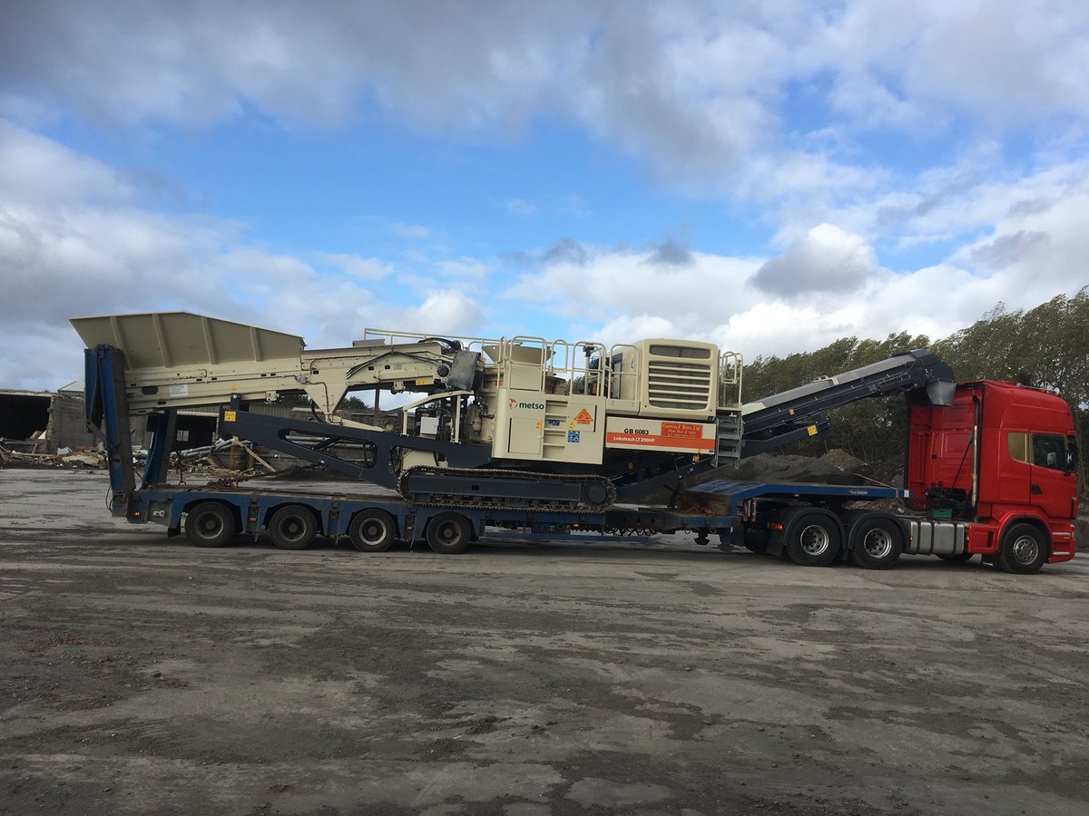 martinfreight's tweet photo. Moving a 30t crusher today #STGO #AbnormalLoad https://t.co/c6DS9gkhAK
