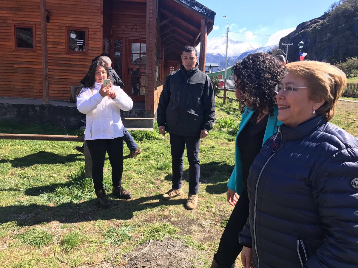Ahora: En #DíadelMedioAmbiente, Pdta. <a href="/mbachelet/">Michelle Bachelet</a> firma decreto que recategoriza la Reserva Forestal Cerro Castillo a Parque Nacional.