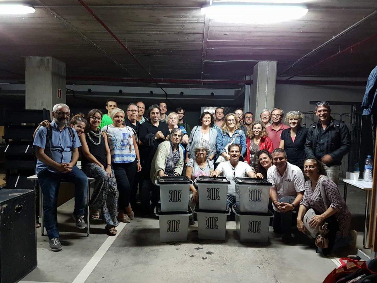 Guillem Murgui (@gmurgui) on Twitter photo Orgullós dels voluntaris de meses del <a href="/institutteatre/">Institut del Teatre</a>. Cridats un a un, aixecant la mà i ovacionats pels centenars de veïns. <a href="/assemblea_IT/">assemblea_IT</a> Orgullós dels voluntaris de meses del <a href="/institutteatre/">Institut del Teatre</a>. Cridats un a un, aixecant la mà i ovacionats pels centenars de veïns. <a href="/assemblea_IT/">assemblea_IT</a>