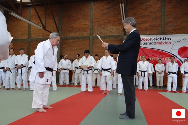 JapanEmb_Mexico's tweet photo. El Emb. Takase asistió y dio unas palabras en la ceremonia de entrega de diplomas de cinta de judo, de Kōdōkan. https://t.co/4u9xeBVol4 https://t.co/r4AcoXueX6