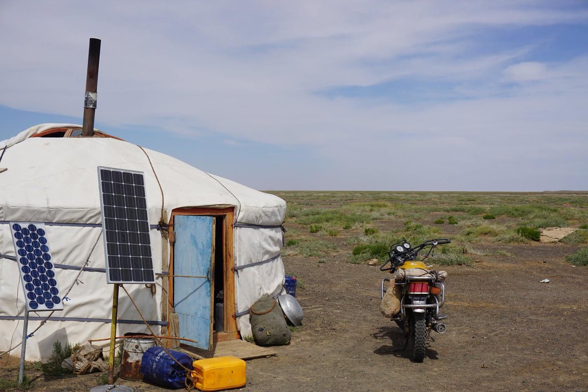makesense's tweet photo. Le rapport entre Nomades Mongols, bouses de chameaux et AC/DC? Energie renouvelable ! #sensetour @UNDPMongolia https://t.co/gpbgu5pXKV https://t.co/9kyuiJrocW