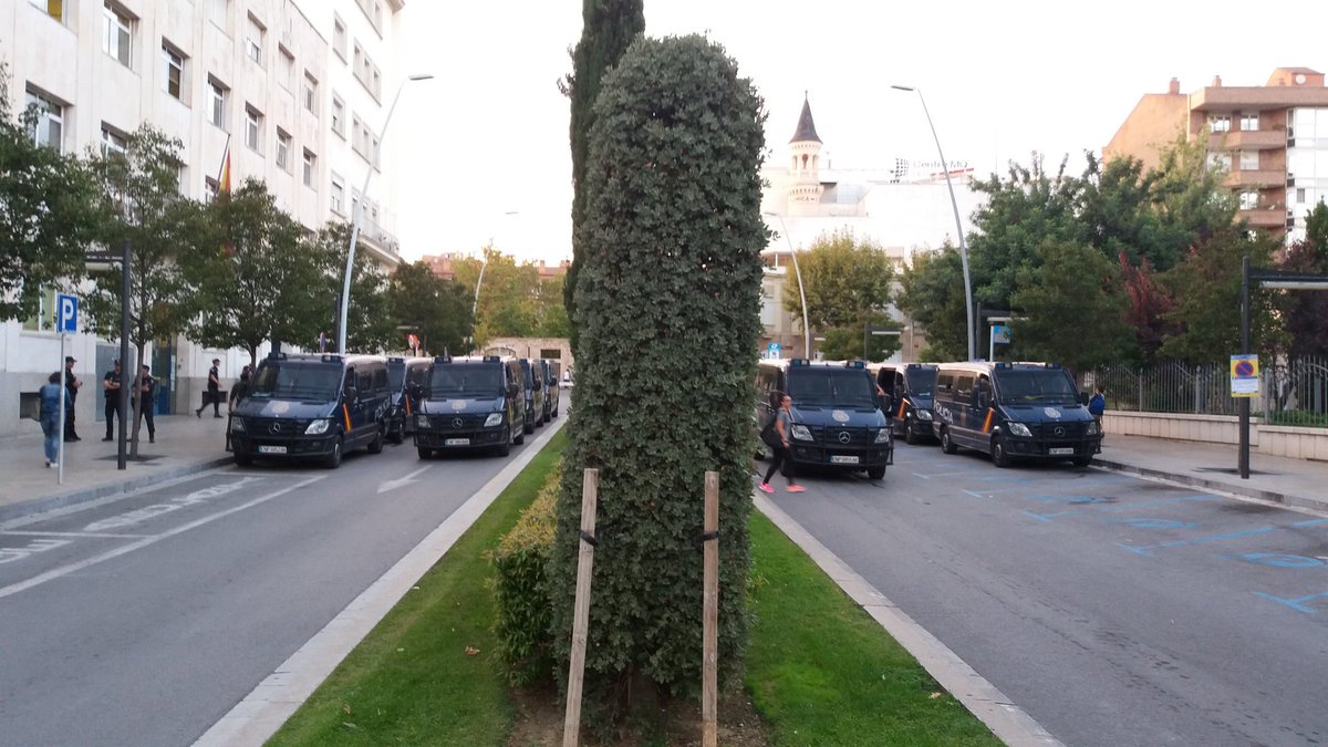 iblama2's tweet photo. Fuera de #Reus @policia No queremos a unos indeseables que en vez de proteger al pueblo lo atacáis @ANC_Reus #1Oct #indignos #Verguenza https://t.co/vxYVigN9Gf