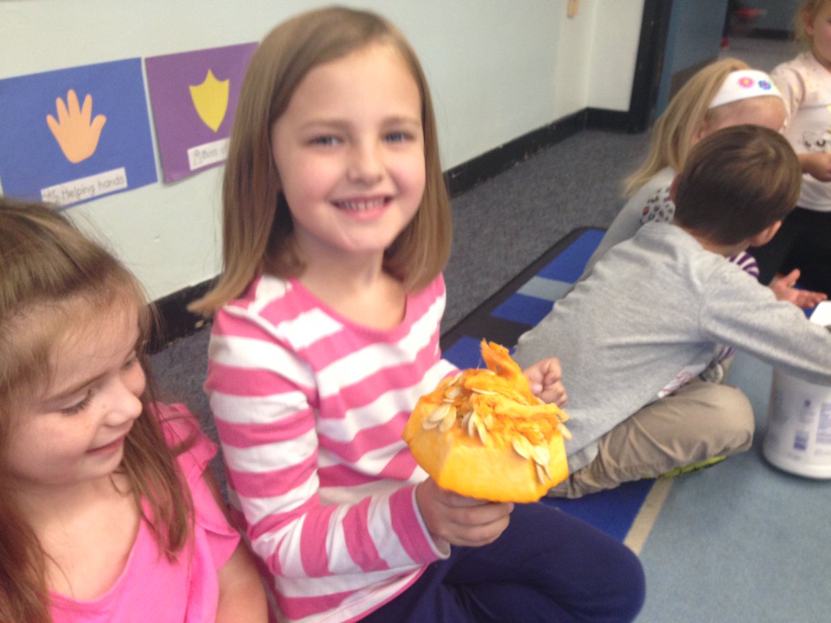 MrsCallahanDT's tweet photo. Using our senses to explore the outside and the inside of a pumpkin! #DT_Bobcats #Dtdaily https://t.co/q4Ul16aNK6