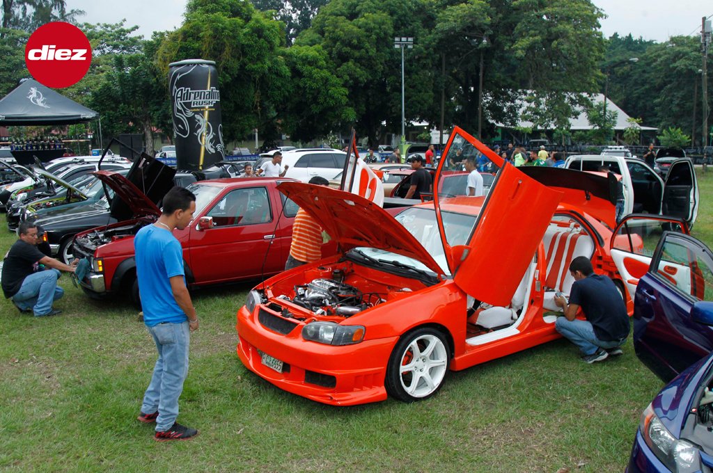 DiarioDiezHn's tweet photo. #Autoshow2017 se realizó en #SanPedroSula. Por cuarto año, se exhibieron más de 100 vehículos desde clásicos hasta de última generación. https://t.co/FwklNUuL78
