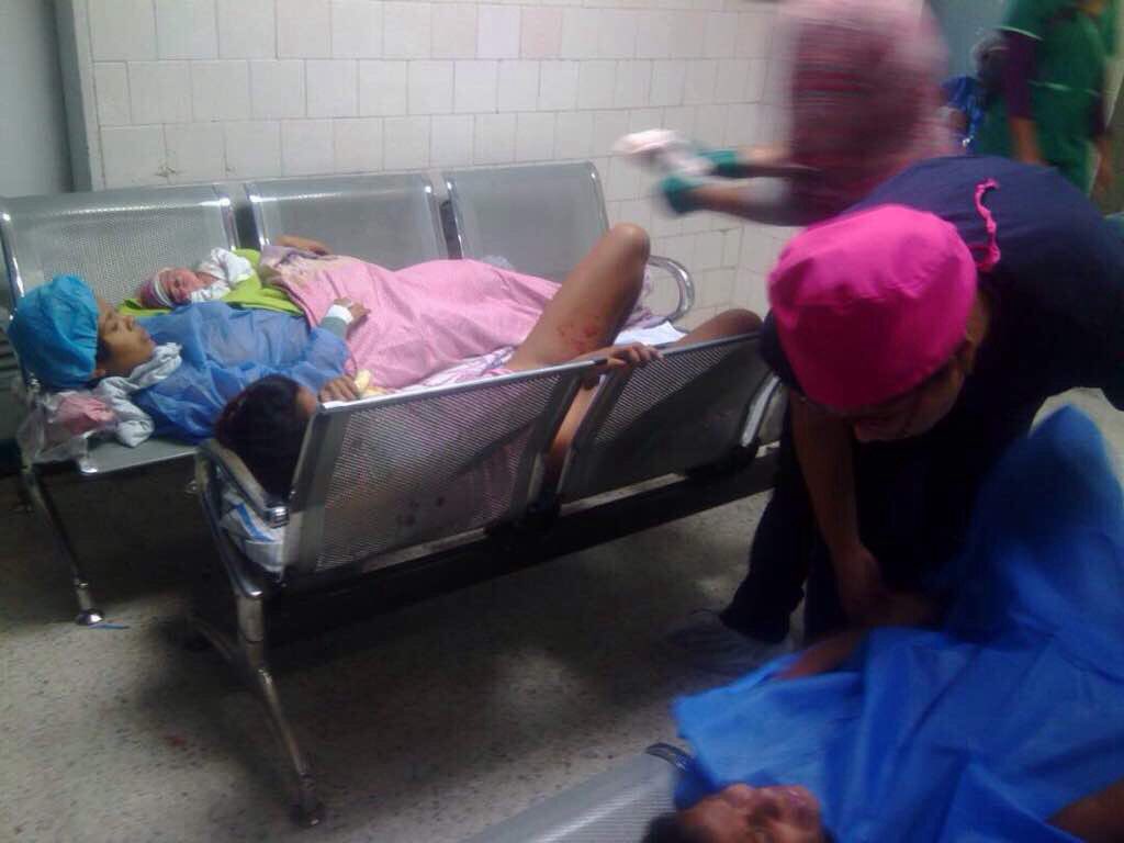 Funpaz2013's tweet photo. Urgente cuerpos de seguridad no identificados se llevan detenidas a 2 estudiantes d medicina del SeguroSocial PastorOropeza #Bqto #2Oct 1pm https://t.co/HaFnQBTS1R