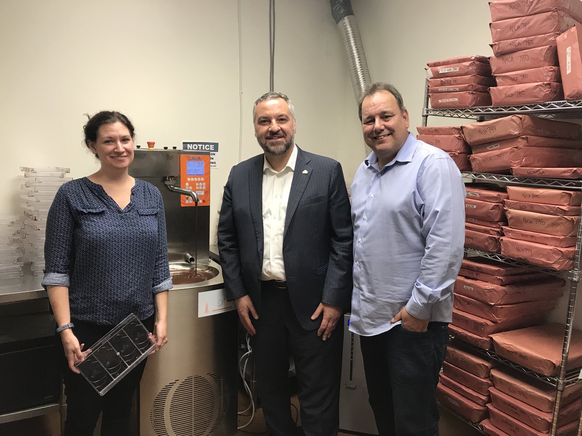 savoner's tweet photo. Daqui a pouco voltarei pro Brasil com os melhores chocolates feito pelo @HummingbirdChoc. Talvez veremos uma parceria com cacao brasileiro? https://t.co/knpu73lJlL