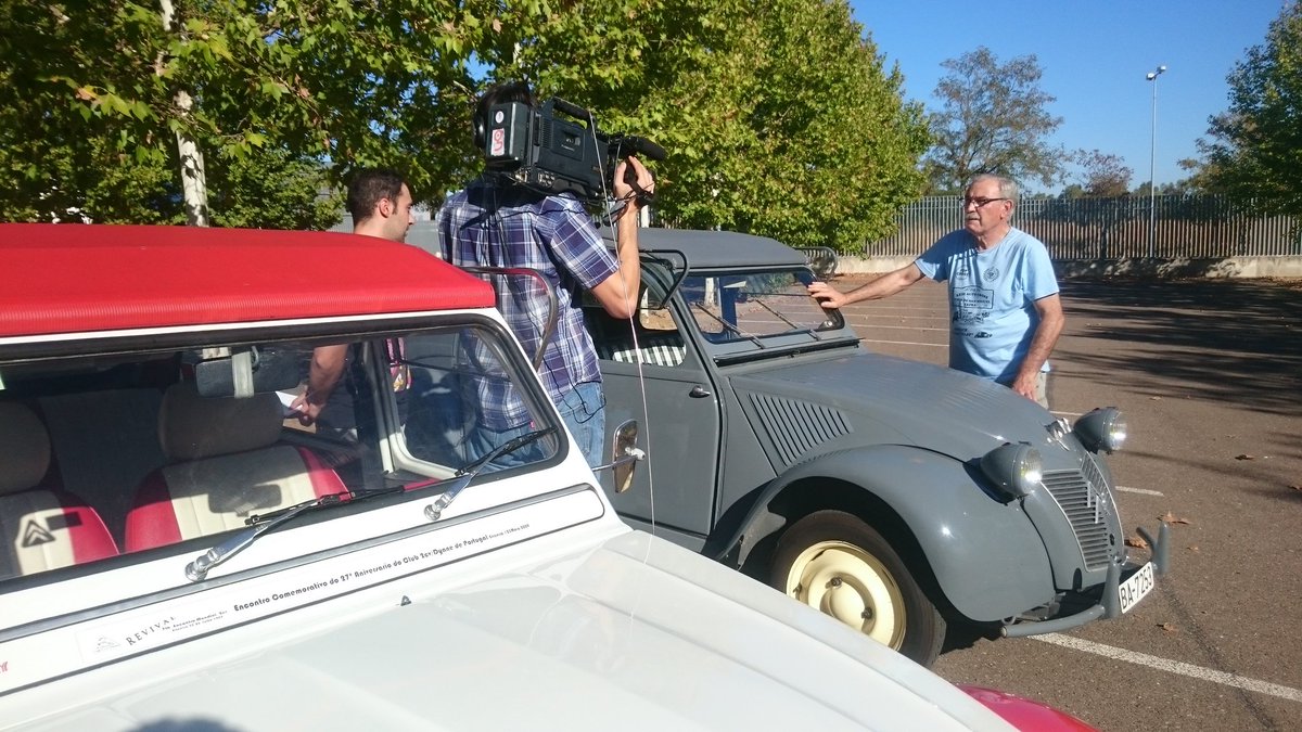 RetroBADAJOZ's tweet photo. ¡Tarde de grabación para @Muevete_Cex con @juanrarivera! ¡Experiencia super divertida con @BluPigeon, director del largometraje #ChroniconZ! https://t.co/TVmhXwK65u