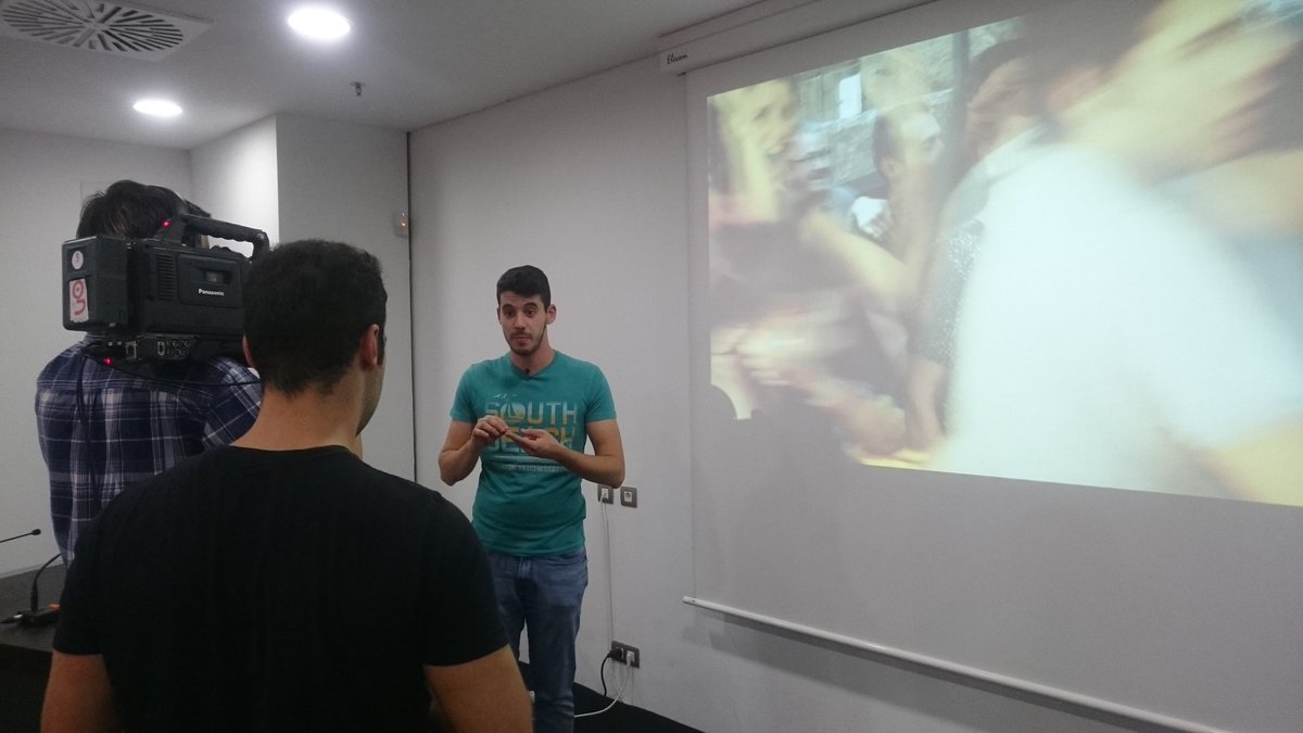 RetroBADAJOZ's tweet photo. ¡Tarde de grabación para @Muevete_Cex con @juanrarivera! ¡Experiencia super divertida con @BluPigeon, director del largometraje #ChroniconZ! https://t.co/TVmhXwK65u