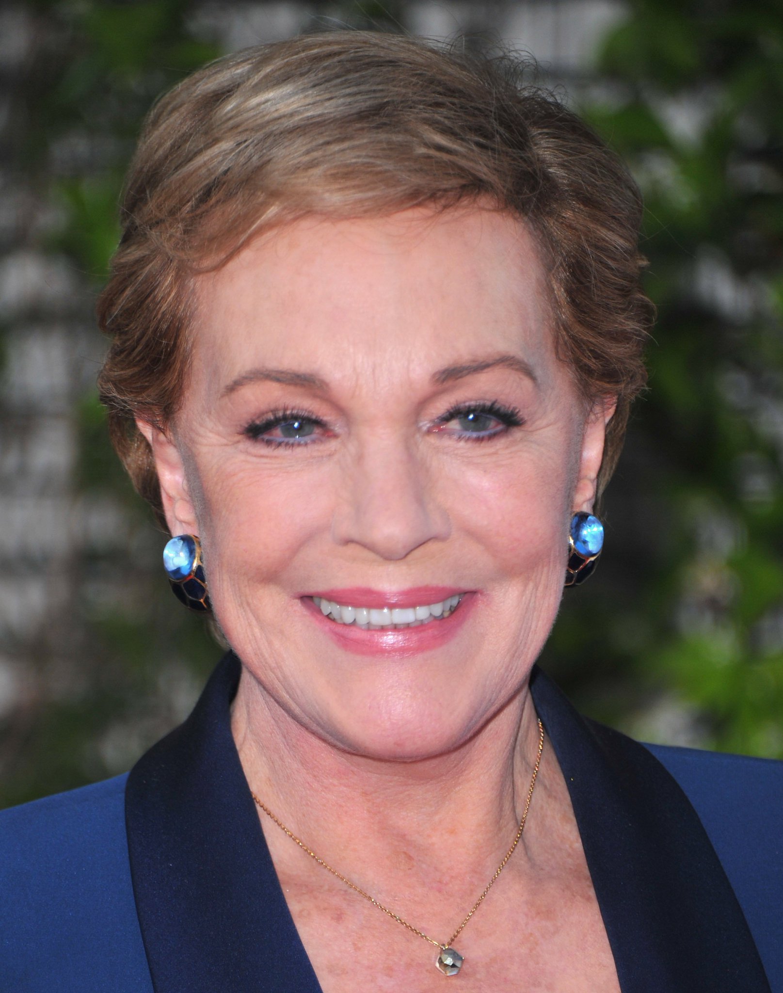 Happy 82 Birthday to the amazing Julie Andrews ! 