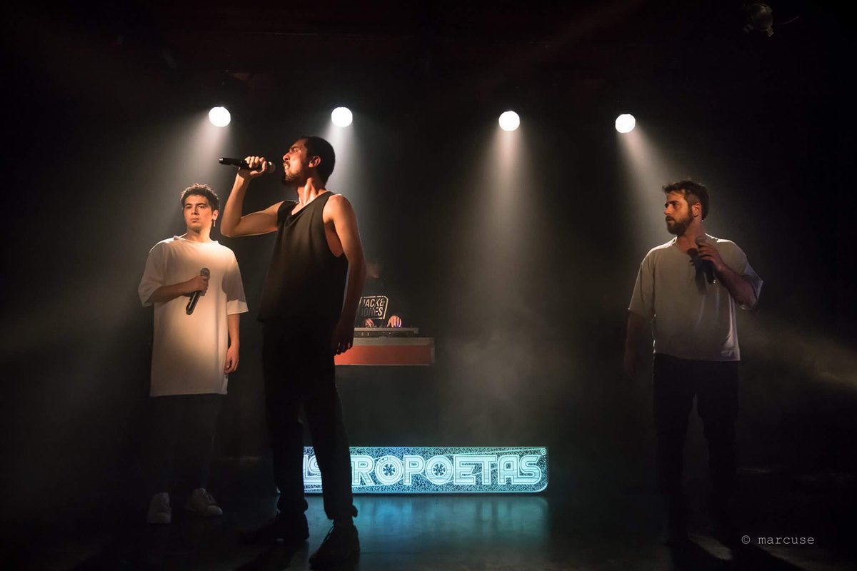 Foto de nuestro lanzamiento en el <a href="/teatrodelpuente/">Teatro del Puente</a> #nuevosingle #plumadorada