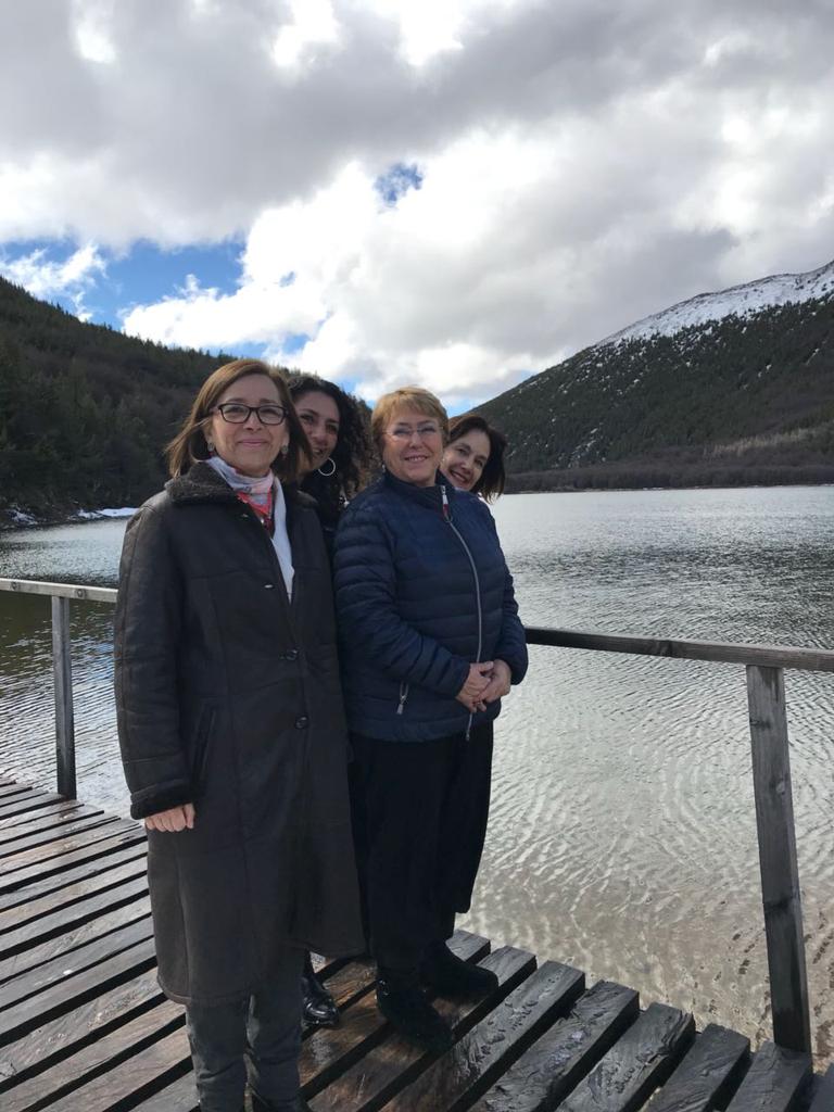 Con presidenta <a href="/mbachelet/">Michelle Bachelet</a> en Laguna Chiguay en Reserva que desde hoy será nuevo Parque Cerro Castillo