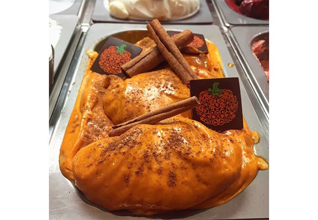 VisitOrlando's tweet image. Taste the season of #FallinOrlando with these yummy #PumpkinTreats! buff.ly/2xAiBeZ