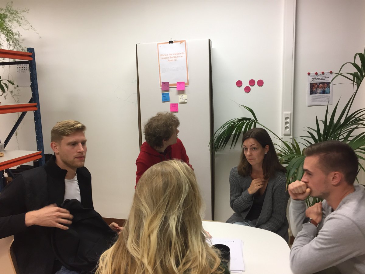 Broeikasaalst's tweet photo. Zwoegen en zweten op een maandagavond #ondernemendaalst #hogent #odisee #designthinkinglab https://t.co/caOatd72iN
