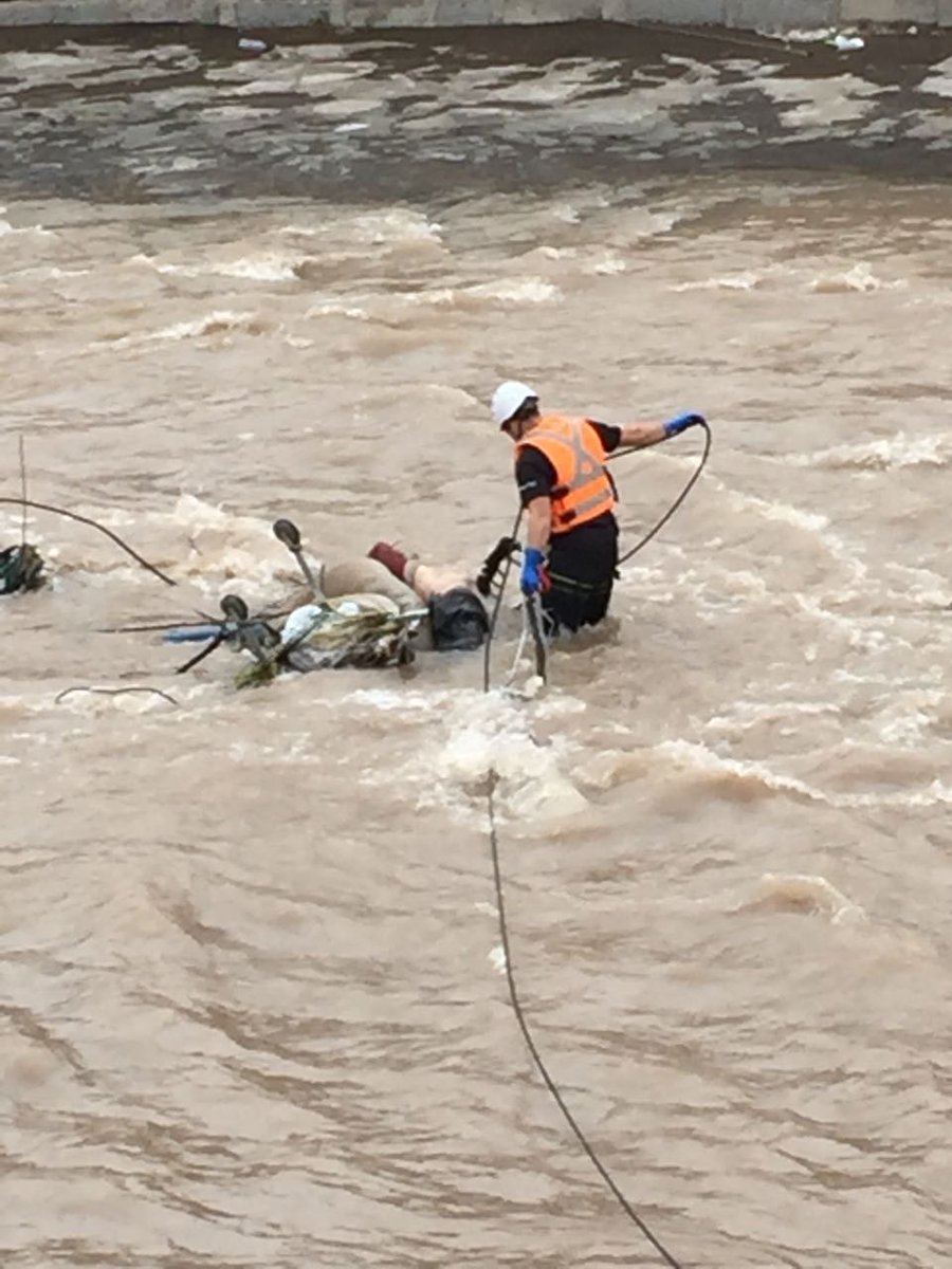 Durante la tarde GOPE rescato cuerpo del lecho del rio mapocho