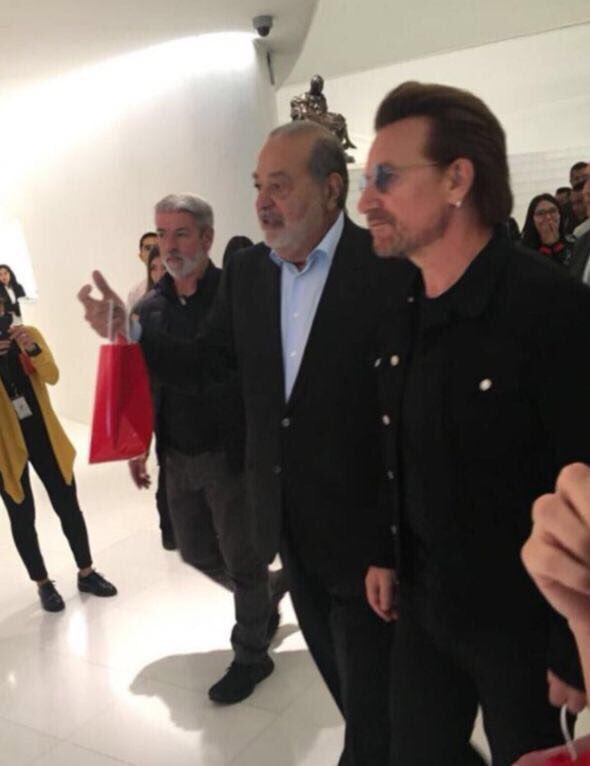 MemoClass's tweet photo. Dice #CarlosSlim a #Bono saliendo del @MuseoSumaya  vamos a la #Guerrero x unos machetes o unas orejas de elefante en #Polanco no hay sabor https://t.co/SD94YskPOp