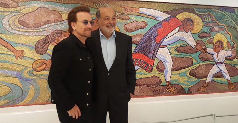 sopitas's tweet photo. 😱 Bono recorre el Museo Soumaya junto a Carlos Slim previo a conciertos de U2 https://t.co/zdLnqaUj2c https://t.co/RhAdrYErpO