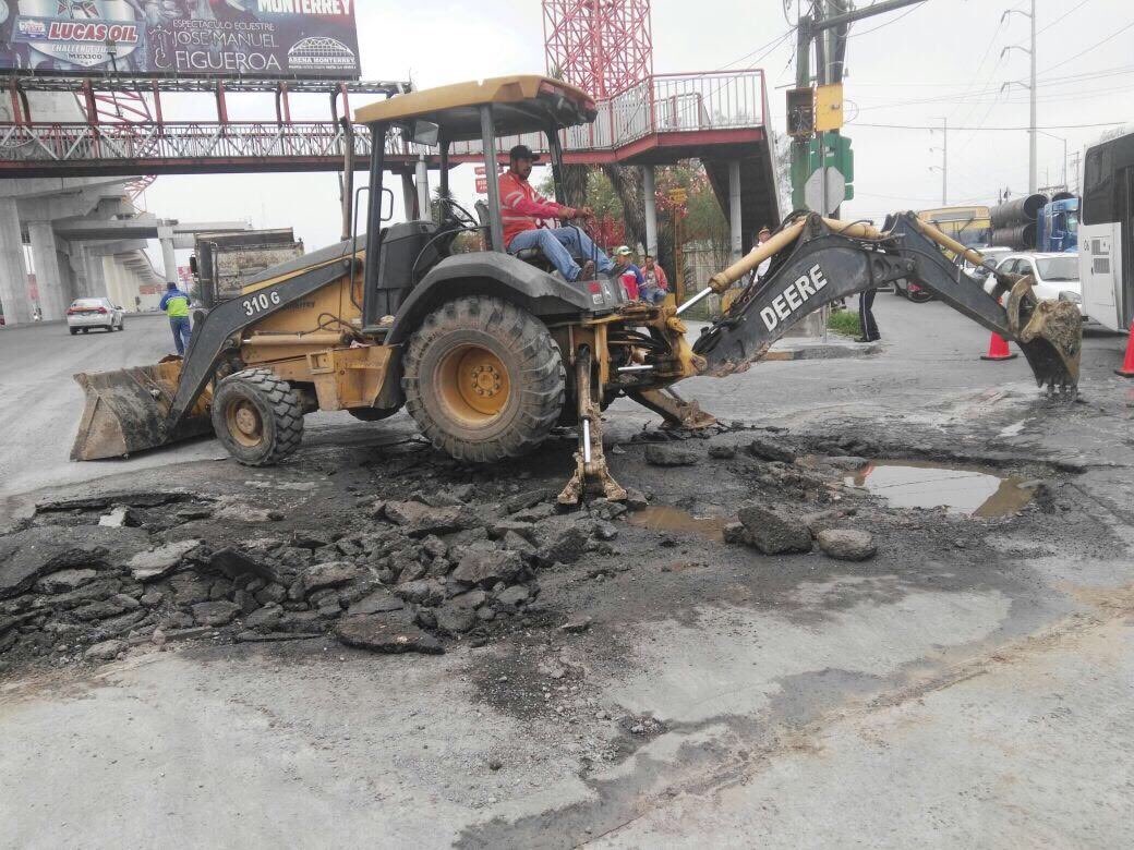 mtygob's tweet photo. Personal del área de bacheo de @ServPublicosMty realizó trabajos en diversas calles de Monterrey. https://t.co/Mx2deqKYhd