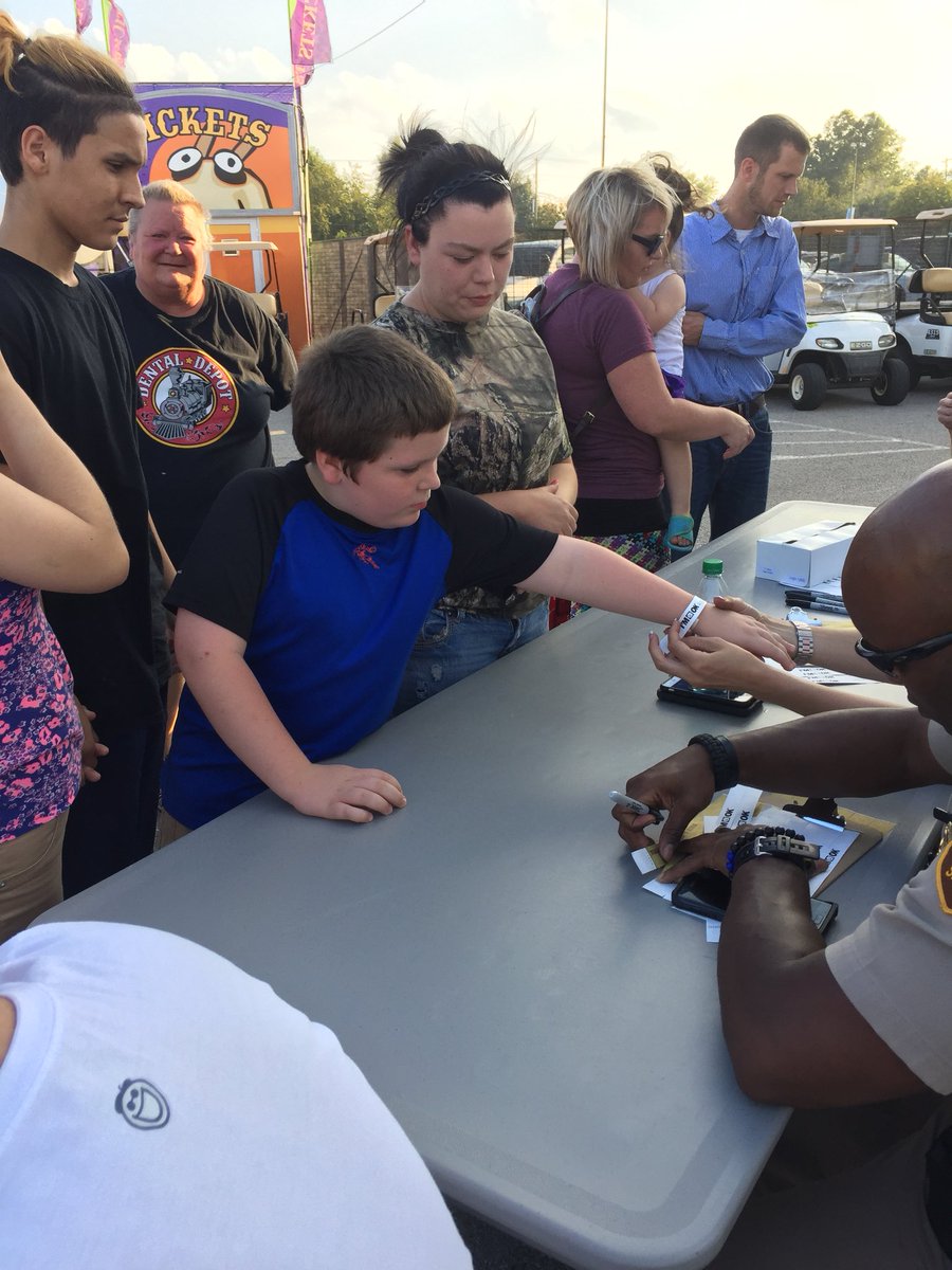 AFLocations's tweet photo. Great seeing all the families at the @tulsastatefair tonight! Thanks to @TulsaSheriffs for all their help! #autismawareness #imaok https://t.co/8mmlkljDOH