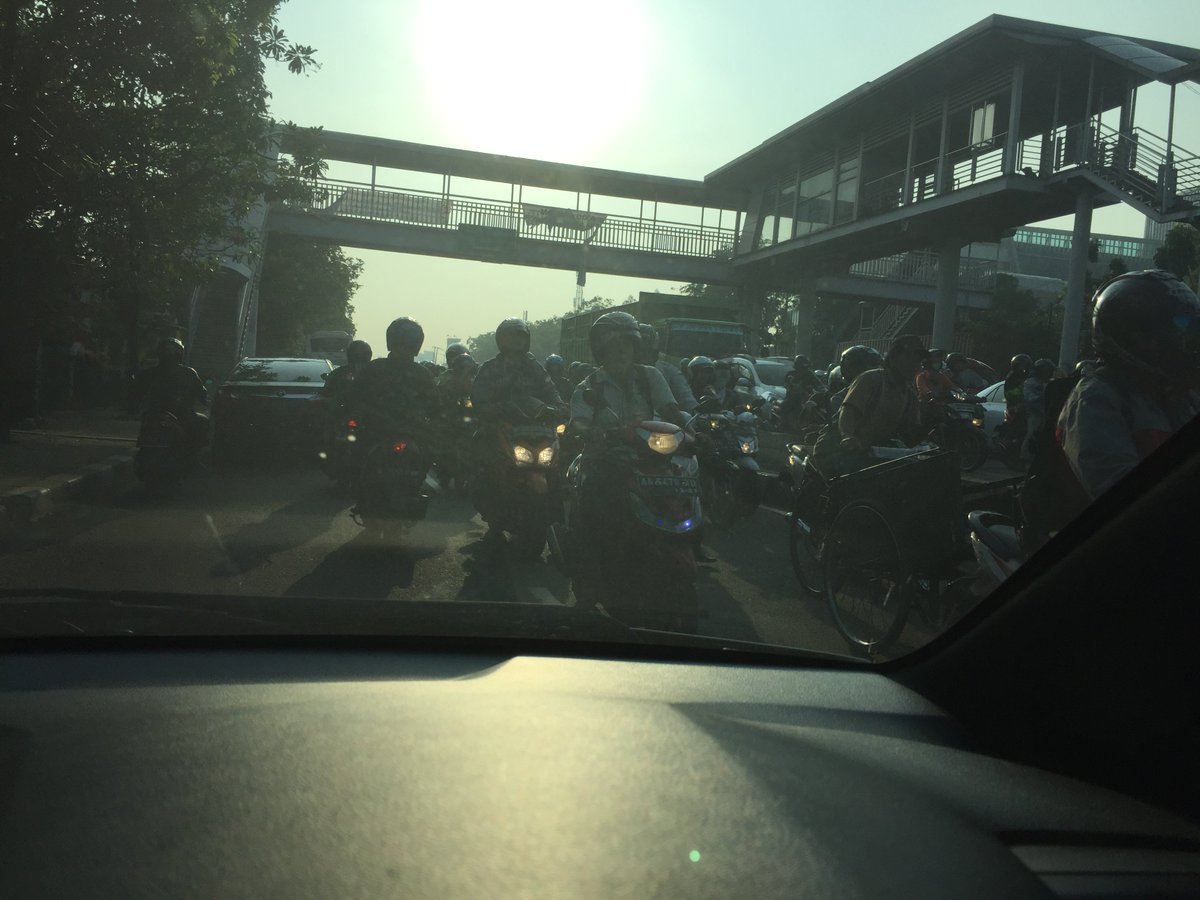 6:50 Kondisi lalin macet arah Bekasi via Jl Raya Bekasi. Banyak pemotor lawan arah, tidak ada pengamanan petugas <a href="/TMCPoldaMetro/">TMC Polda Metro Jaya</a>