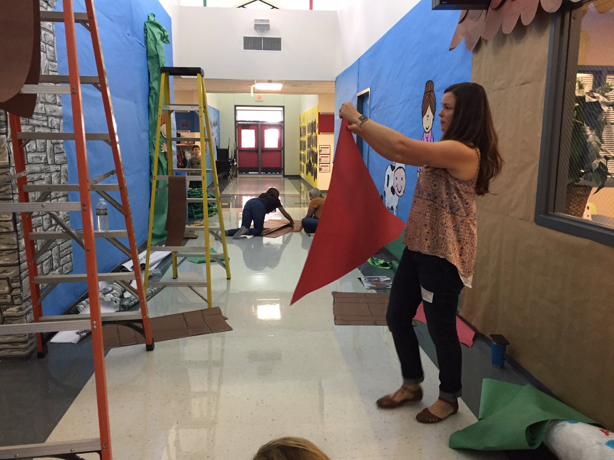 LibraryFord's tweet photo. #FordFunFact Volunteers let us DREAM BIG @ElementaryFord https://t.co/cg6cgEqNx6