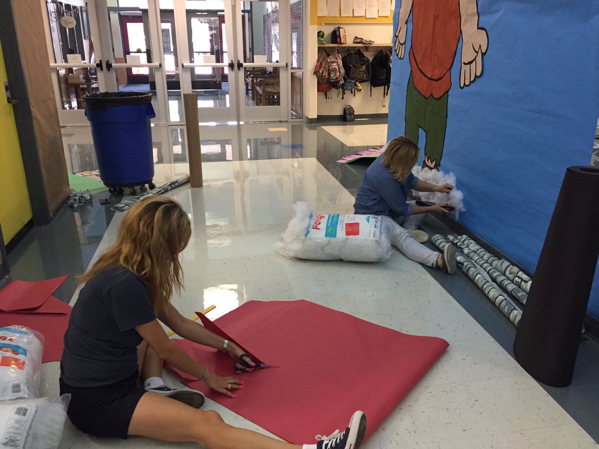 LibraryFord's tweet photo. #FordFunFact Volunteers let us DREAM BIG @ElementaryFord https://t.co/cg6cgEqNx6