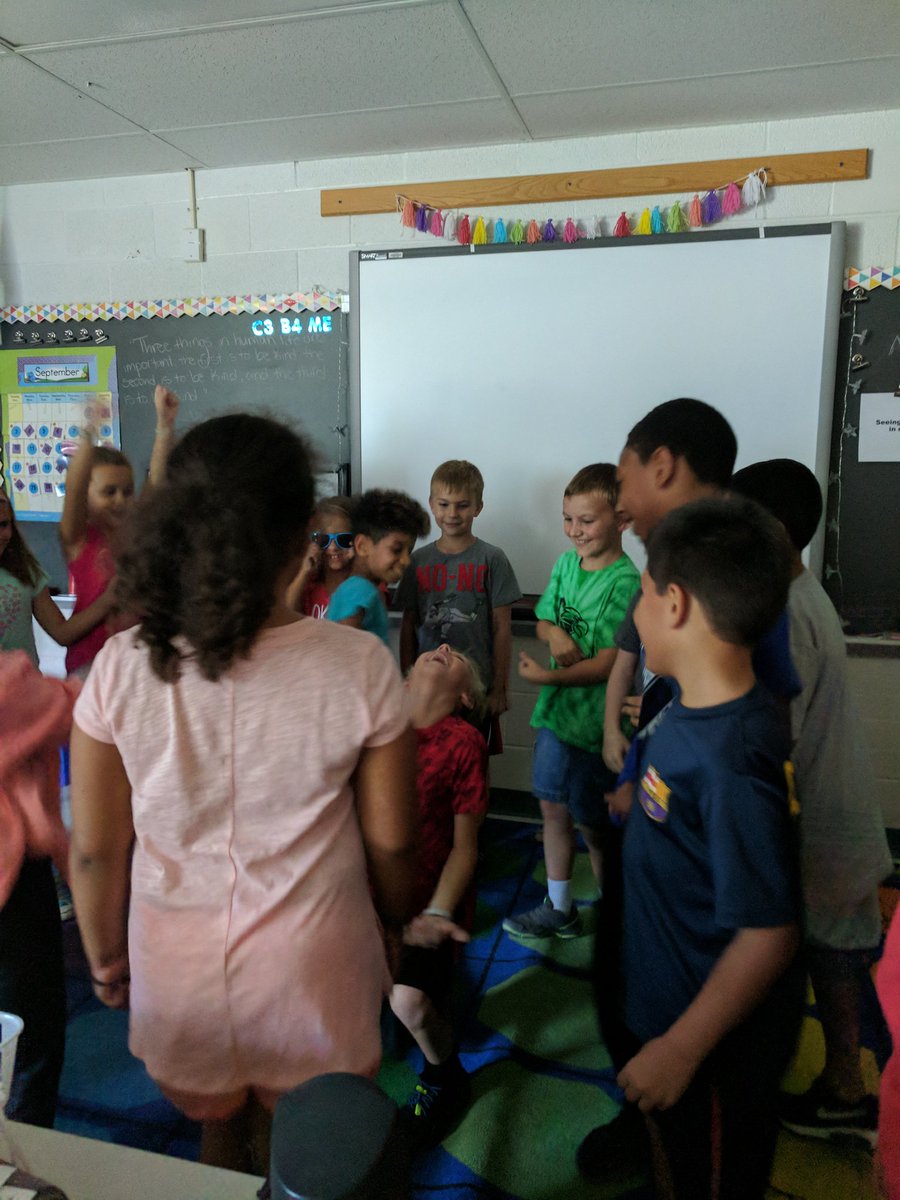 MoiseOVES's tweet photo. Last Friday's good times. Every Friday at dismissal we celebrate a week's worth of hard work! #DancePartyFridays https://t.co/NyS6M3tDOD