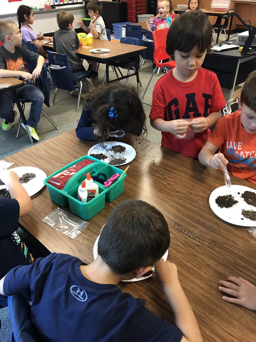 MrsRamirezClass's tweet photo. @PHEHuskies Kindergarteners investigating the properties of soil. #ifoundchocolateinmysoil #rattlesnakefound https://t.co/dlBtXH0Ycr