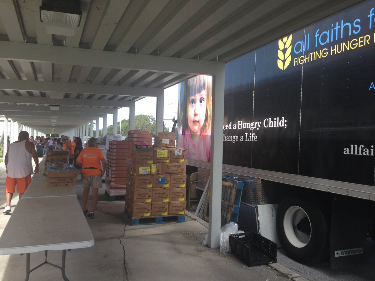 DonnaPuhalovich's tweet photo. @AllFaithsFoodBa is at Booker Middle School. Lots of kids to share @joinvroom @readingby3rd #@SuncoastCGLR @ThePattersonFdn. https://t.co/yFVdIcsPZG