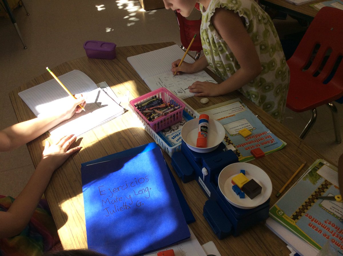 SraQuiroga's tweet photo. Estudiantes de segundo grado usando la balanza para medir la masa de los útiles escolares. @APSscience @KeySchoolAPS https://t.co/NIjR2YfJRl