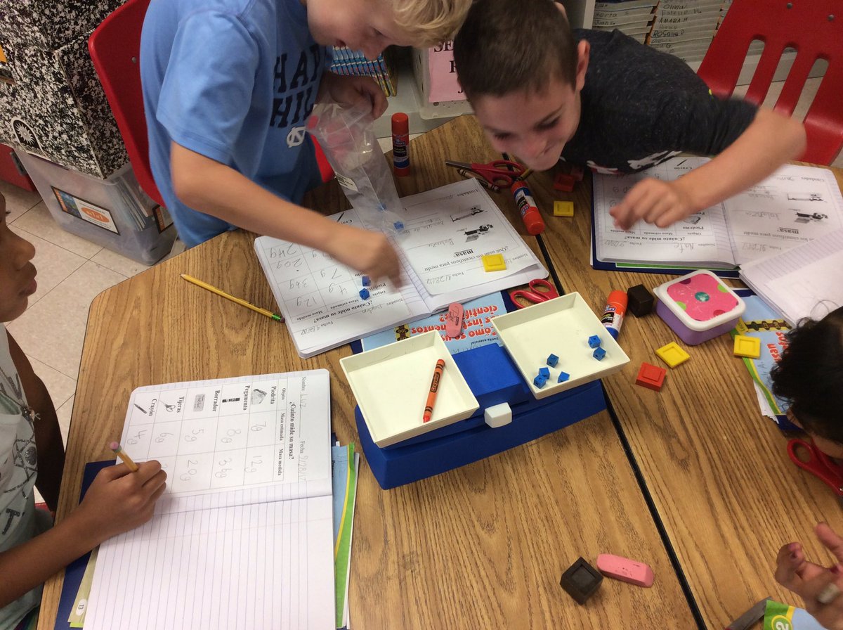 SraQuiroga's tweet photo. Estudiantes de segundo grado usando la balanza para medir la masa de los útiles escolares. @APSscience @KeySchoolAPS https://t.co/NIjR2YfJRl