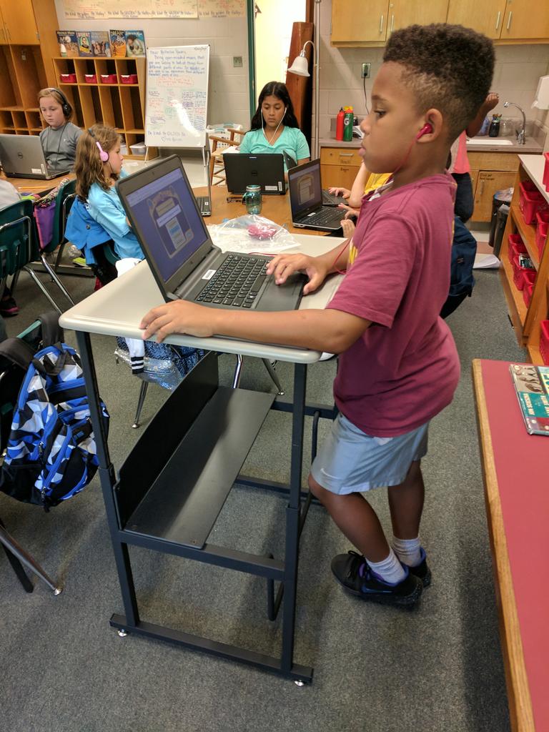 4thGrade_Buzz's tweet photo. Flexible seating helps us stay productive during testing, independent reading, and writing workshop!  #HornetsHelpingHornets https://t.co/jyvWLoCUGE
