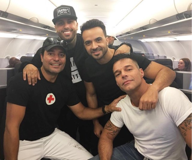 RadioPuntoRojo's tweet photo. #RickyMartin viaja a #PurtoRico en busca de su hermano junto a otros artistas que buscan ayudar a la Isla. https://t.co/cn21cEDOkN