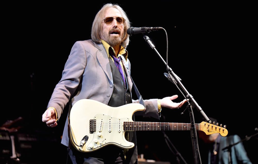 NME's tweet photo. Tom Petty has reportedly passed away after being taken off life support https://t.co/7kbu43ZJQz https://t.co/y3rhjG4OcT