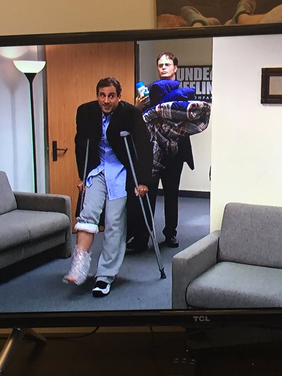 twiterlesmike's tweet photo. Strained my hamstring and the trainer wrapped it like Michael Scott's foreman-grill-burned foot https://t.co/VJCIWjq3Zh