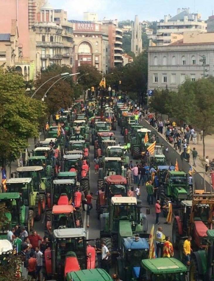 Amelia_Womack's tweet photo. Incredible scenes!! Farmers have apparently blocked the roads in Barcelona to stop more riot police getting into the city #CatalanRederendum https://t.co/eOOGba2QF2