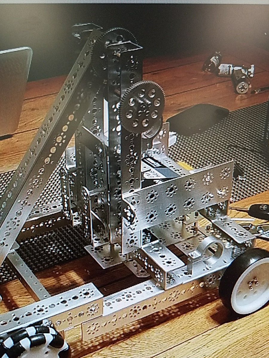 GuiGearheads's tweet photo. Working on our robot for October 21, 2017! #omgrobots #FirstTimeCompeting #RookieTeam #MakingProgress @FTCTeams https://t.co/t9dxneFRX0