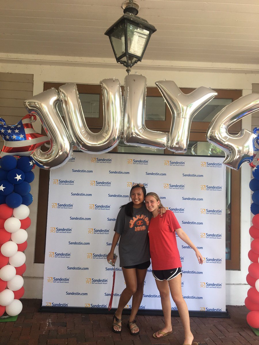 laura_mueller5's tweet photo. shoutout to my bff for committing to richmond!! love u so much!! 💗💗@_sarah9913 https://t.co/QSIvYRxcoG