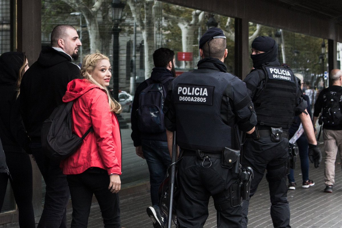 SfdkMario's tweet photo. Fíjate a quien me encontré ayer en Barcelona siendo escoltada por los policías después de haberla liado @masademocrata https://t.co/ev6gwgsbkV