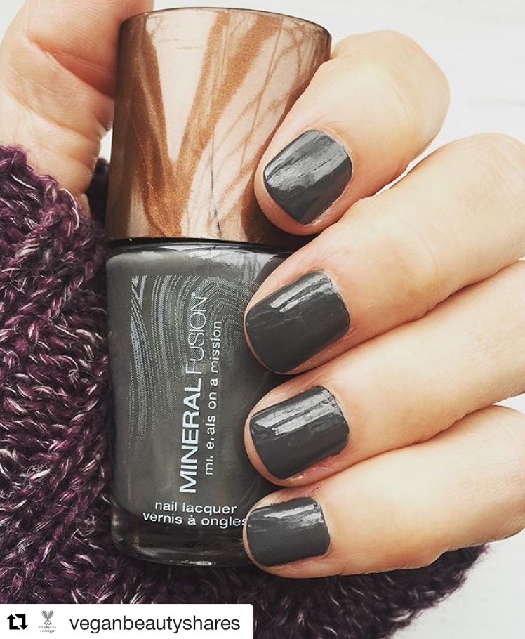 MineralFusion's tweet photo. It's time to break out your favorite #fall sweater & #fallnails! We're โคing this #fallmanicure using "Slate" by @vegbeautyshares! https://t.co/xulP75XDSG