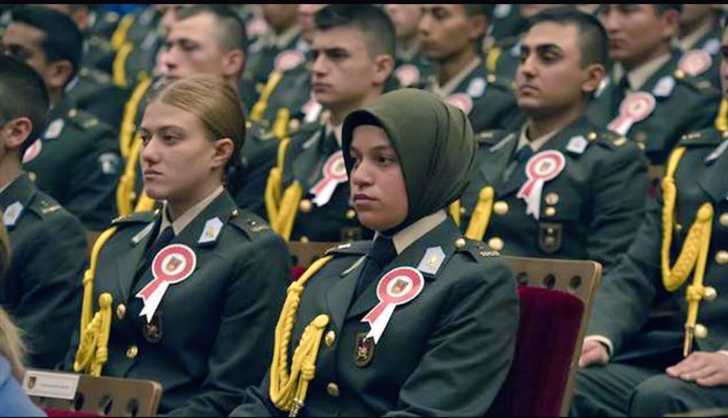 tarihed's tweet photo. İlk başörtülü Kara Harp Okulu Öğrencisi 🙈😊😊💪🏻 https://t.co/LzexsXY2Ve